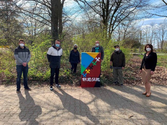 Stromkästen – Für Vielfalt gegen Rassismus – Von rechts nach links: Hülya Haack-Yol (Pflegezentrum Haack-Yol), Maurizio Bet, Werner Hülsermann (Siedlergemeinschaft Rentfort), Müzeyyen Dreessen (Freundeskreis), Matthias Bohm (Grubenhelden), Marc Klüser